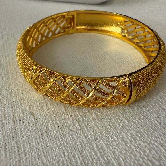 Jewelry - Elegant Gold-plated Bracelet NWOT